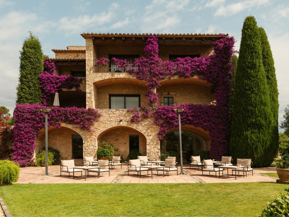 Property building, Facade/entrance, Garden, Balcony/Terrace