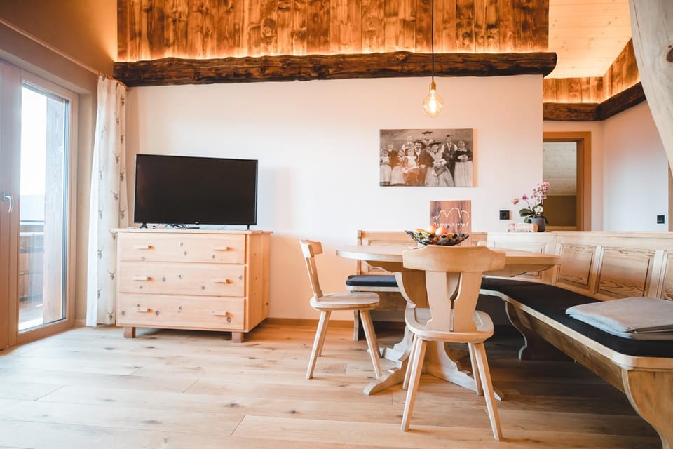 Communal lounge/ TV room, TV and multimedia, Living room, Seating area, Dining area