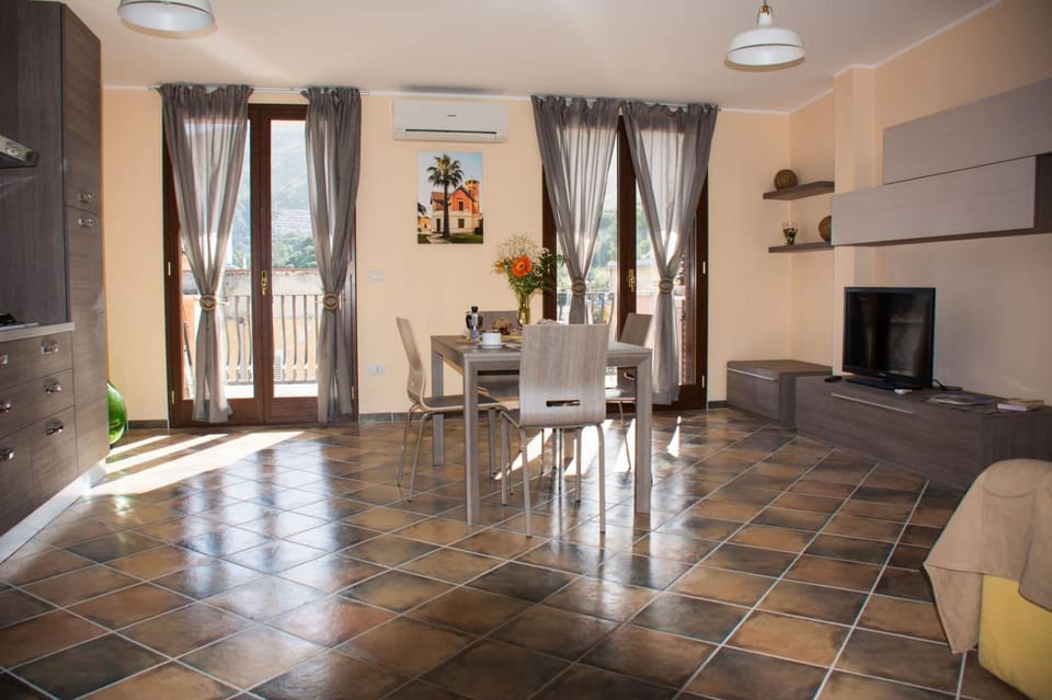 Kitchen or kitchenette, Photo of the whole room, Dining area