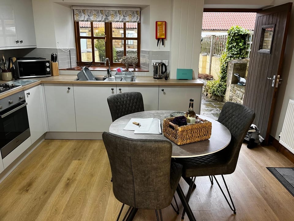 Coffee/tea facilities, Kitchen or kitchenette, Dining area, oven, stove
