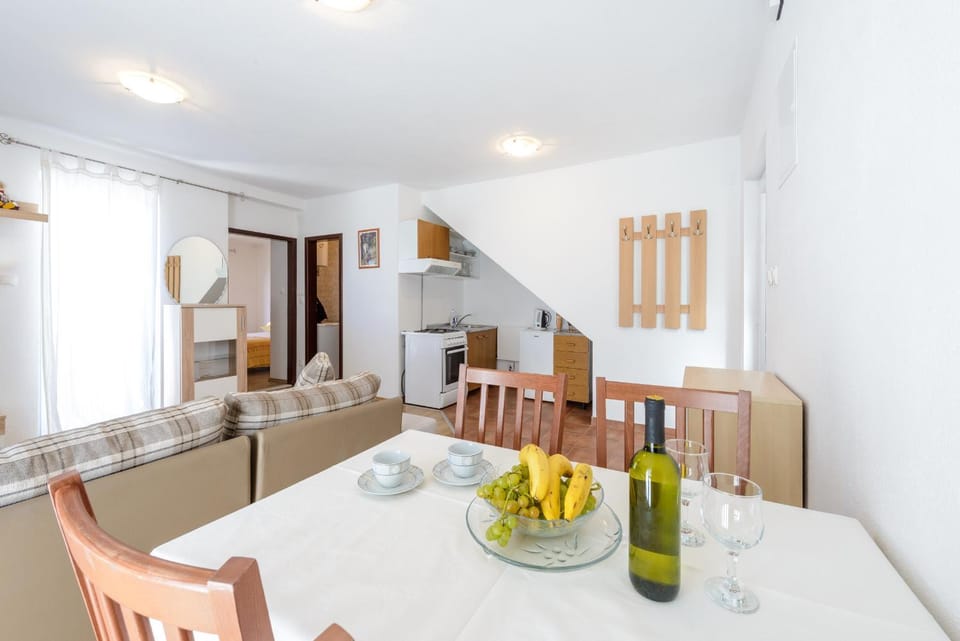 Kitchen or kitchenette, Seating area, Dining area