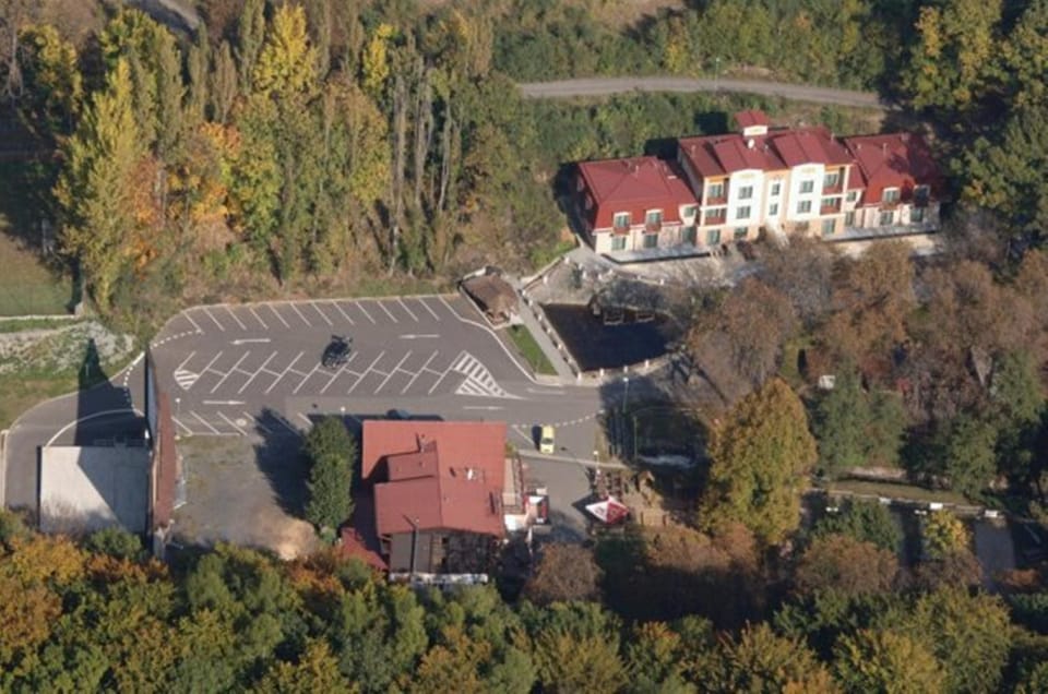 Facade/entrance, Bird's eye view
