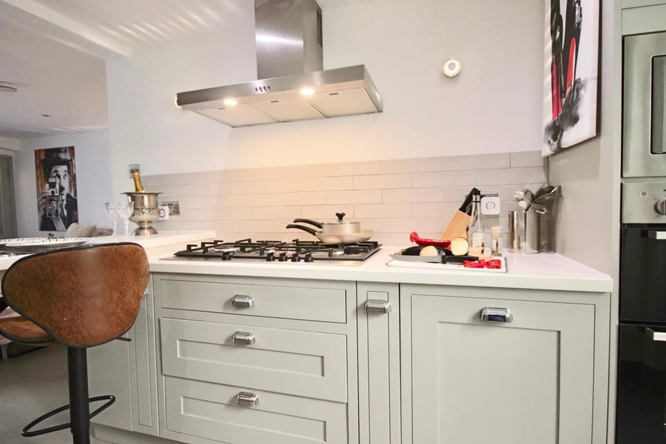 Kitchen or kitchenette, Dining area, minibar, pet friendly, stove