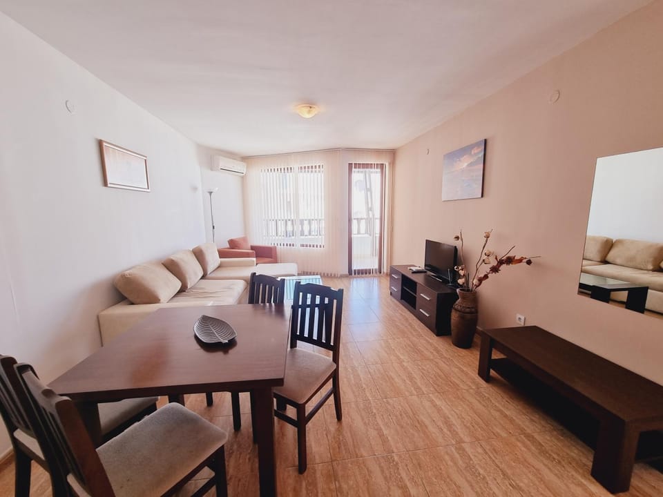 TV and multimedia, Living room, Photo of the whole room, Seating area, Dining area