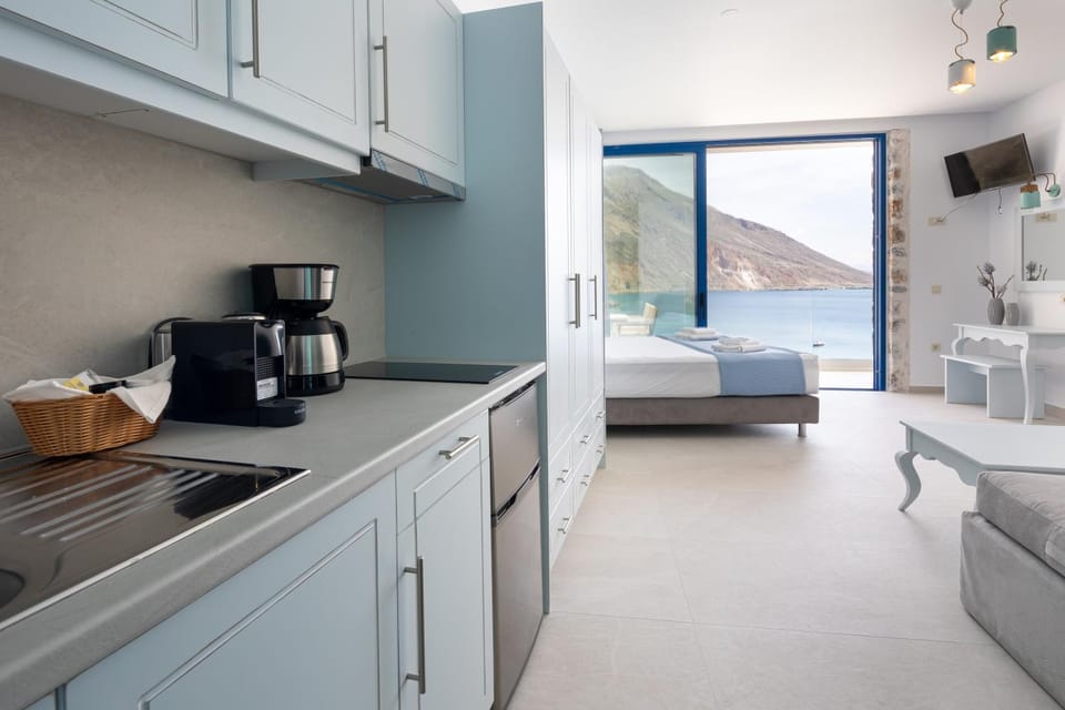 Bed, Coffee/tea facilities, Kitchen or kitchenette, Sea view, stove