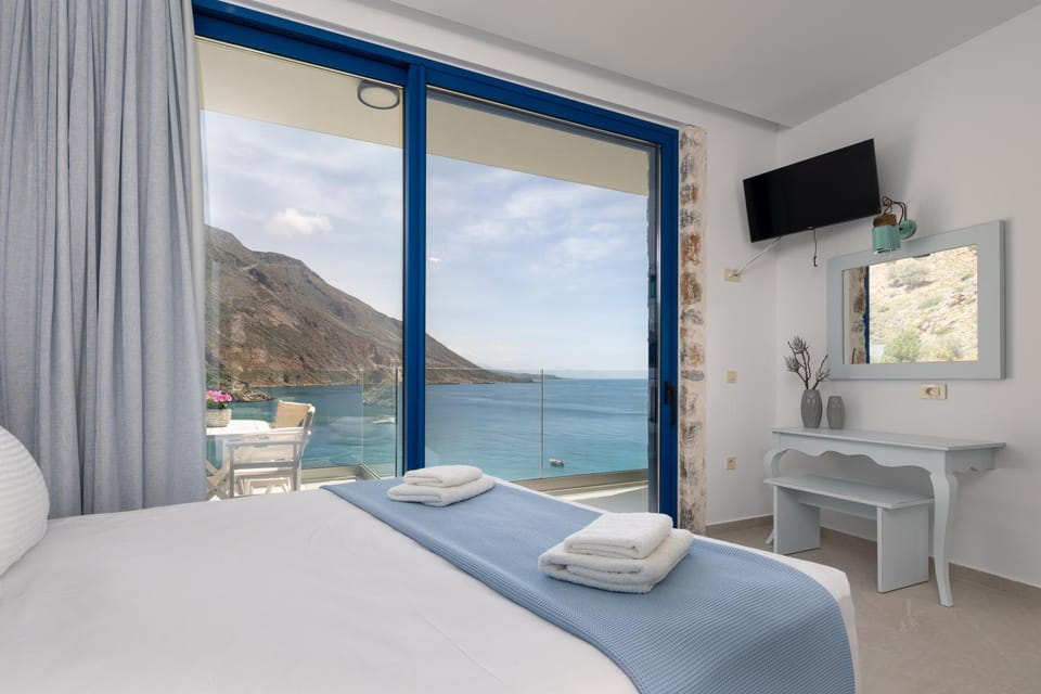 Bed, TV and multimedia, Bedroom, Sea view