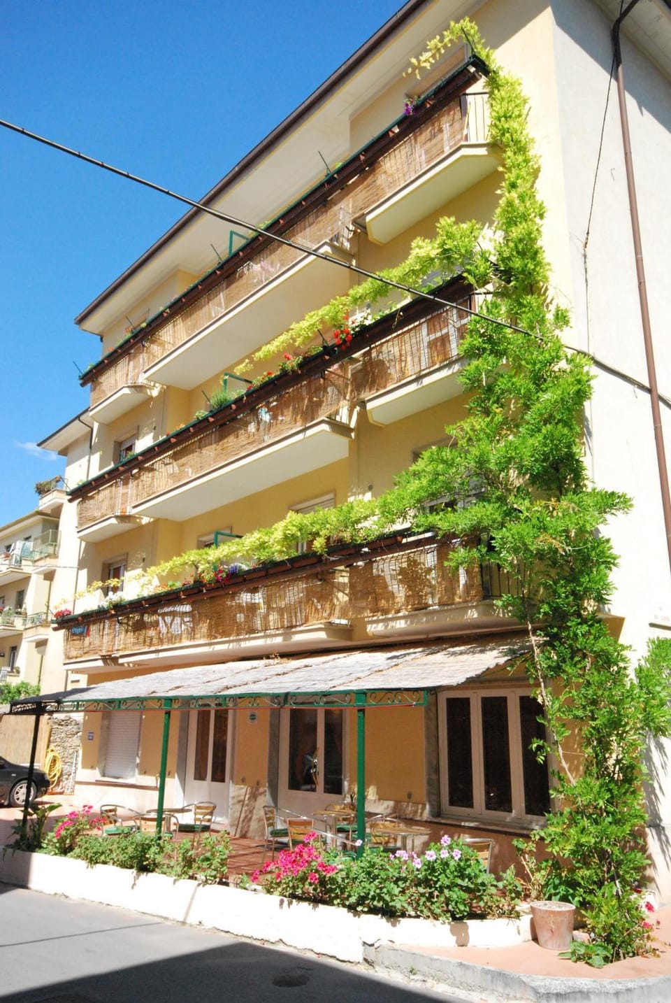 Facade/entrance, Balcony/Terrace