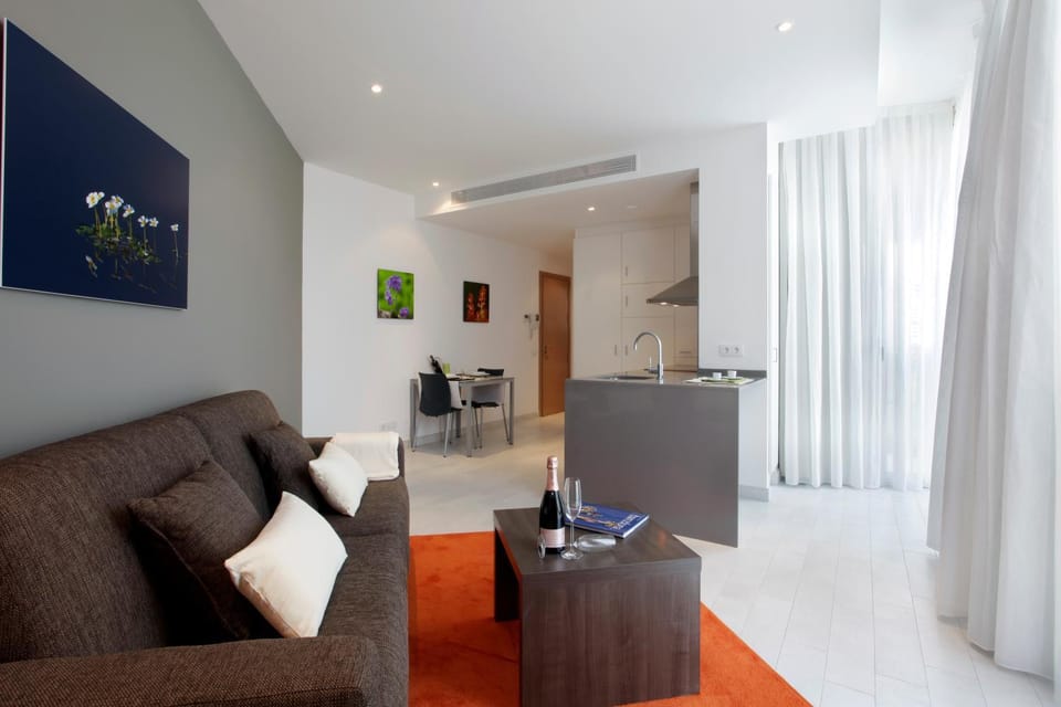 Kitchen or kitchenette, Living room, Seating area, Dining area