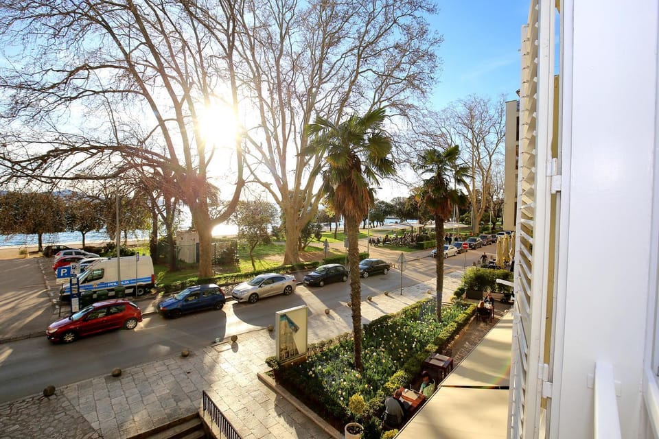 Sea view, Street view