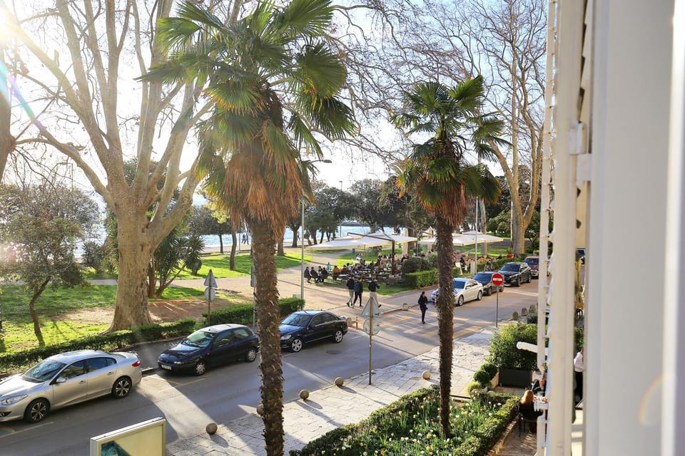 Sea view, Street view