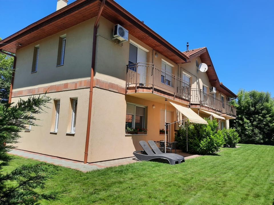 Balatinus Apartmanház Apartment in Siófok