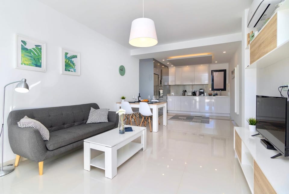 TV and multimedia, Kitchen or kitchenette, Photo of the whole room, Seating area, Dining area