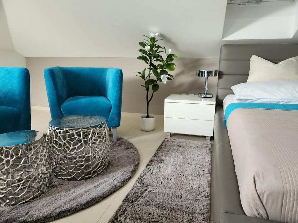 Bed, Seating area, Bedroom