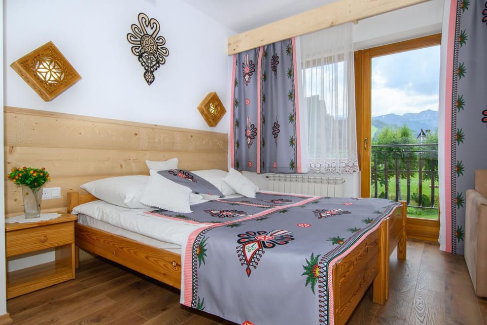 Bed, Photo of the whole room, Bedroom, Mountain view, towels