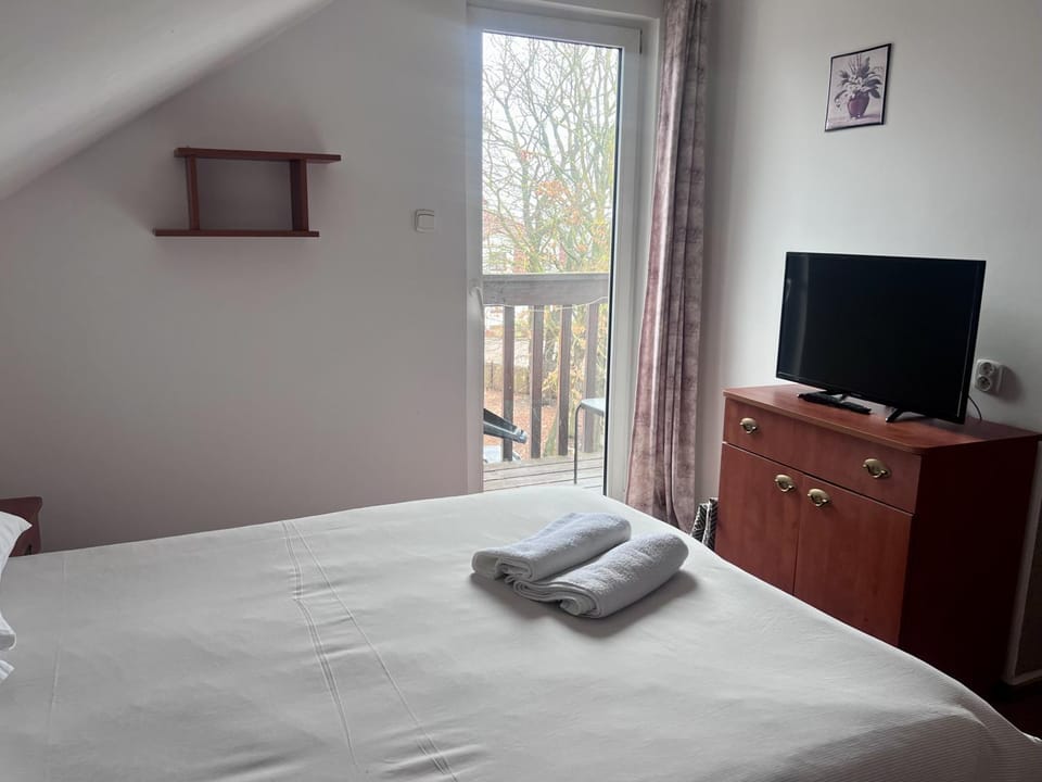 Bed, TV and multimedia, Photo of the whole room, Bedroom