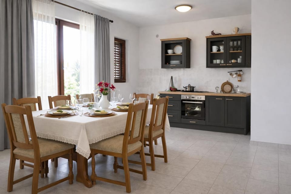 Kitchen or kitchenette, Dining area