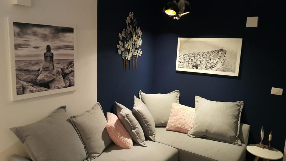 Bed, Living room, Decorative detail, Seating area