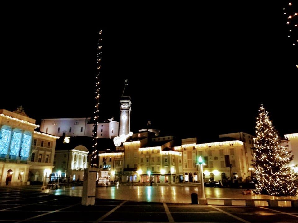 Nearby landmark, Neighbourhood, Winter, Shopping Area