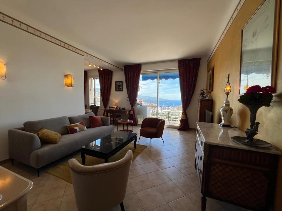 Plein coeur de Monaco, à 300 mètres à pied du port de Monaco, 4 pièces dans des escaliers vue mer exceptionnelle Apartment in Monaco