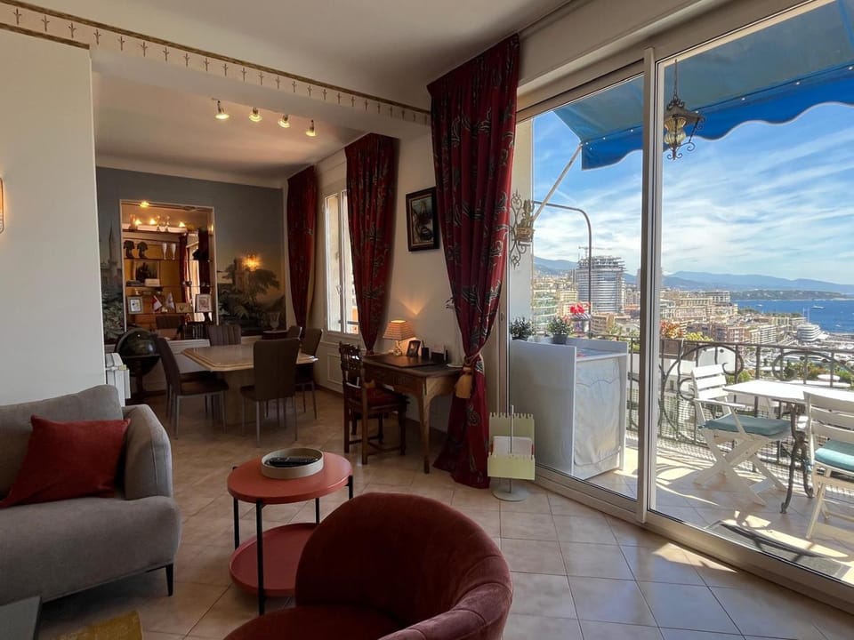 Plein coeur de Monaco, à 300 mètres à pied du port de Monaco, 4 pièces dans des escaliers vue mer exceptionnelle Apartment in Monaco