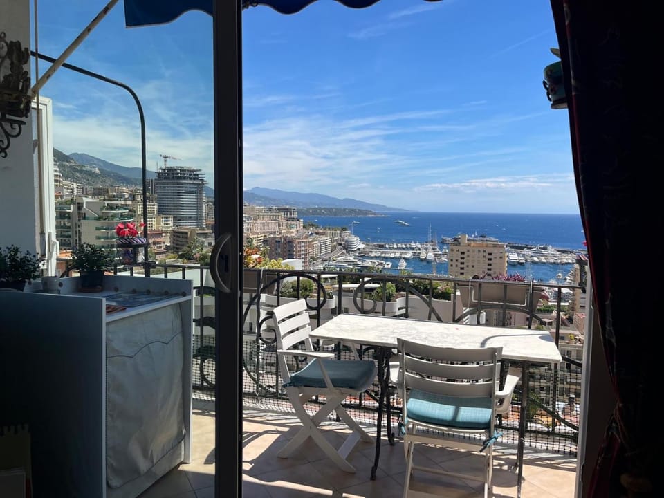 Plein coeur de Monaco, à 300 mètres à pied du port de Monaco, 4 pièces dans des escaliers vue mer exceptionnelle Apartment in Monaco