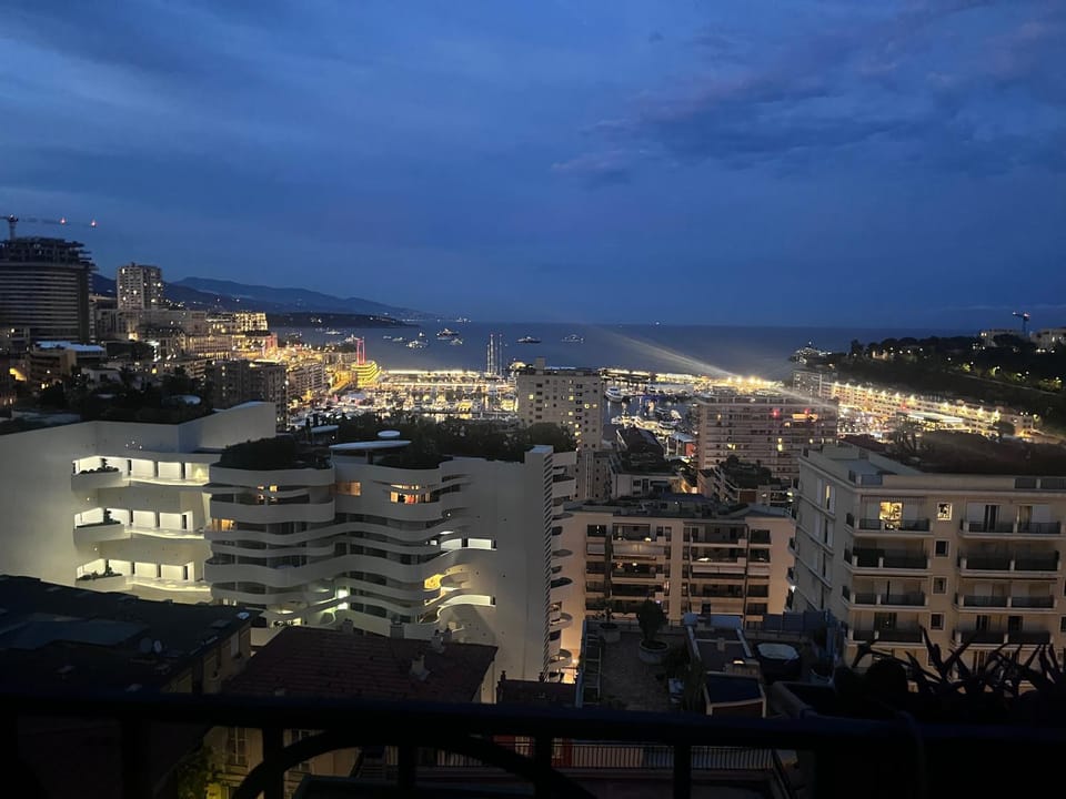Plein coeur de Monaco, à 300 mètres à pied du port de Monaco, 4 pièces dans des escaliers vue mer exceptionnelle Apartment in Monaco
