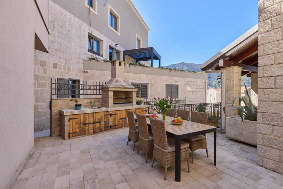 Nautica Studios With Outdoor Pool Bed and Breakfast in Dobrota