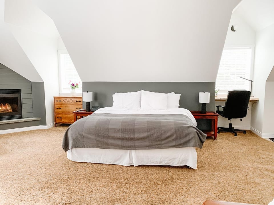 The Inn at the Ninth Hole Bed & Breakfast Bed and Breakfast in Salmon Arm
