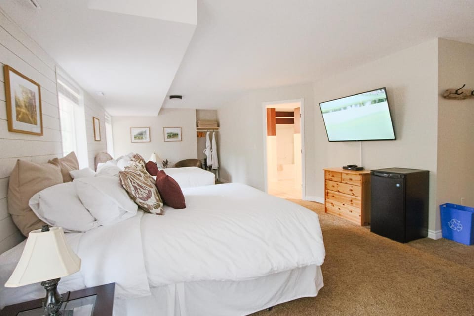 The Inn at the Ninth Hole Bed & Breakfast Bed and Breakfast in Salmon Arm
