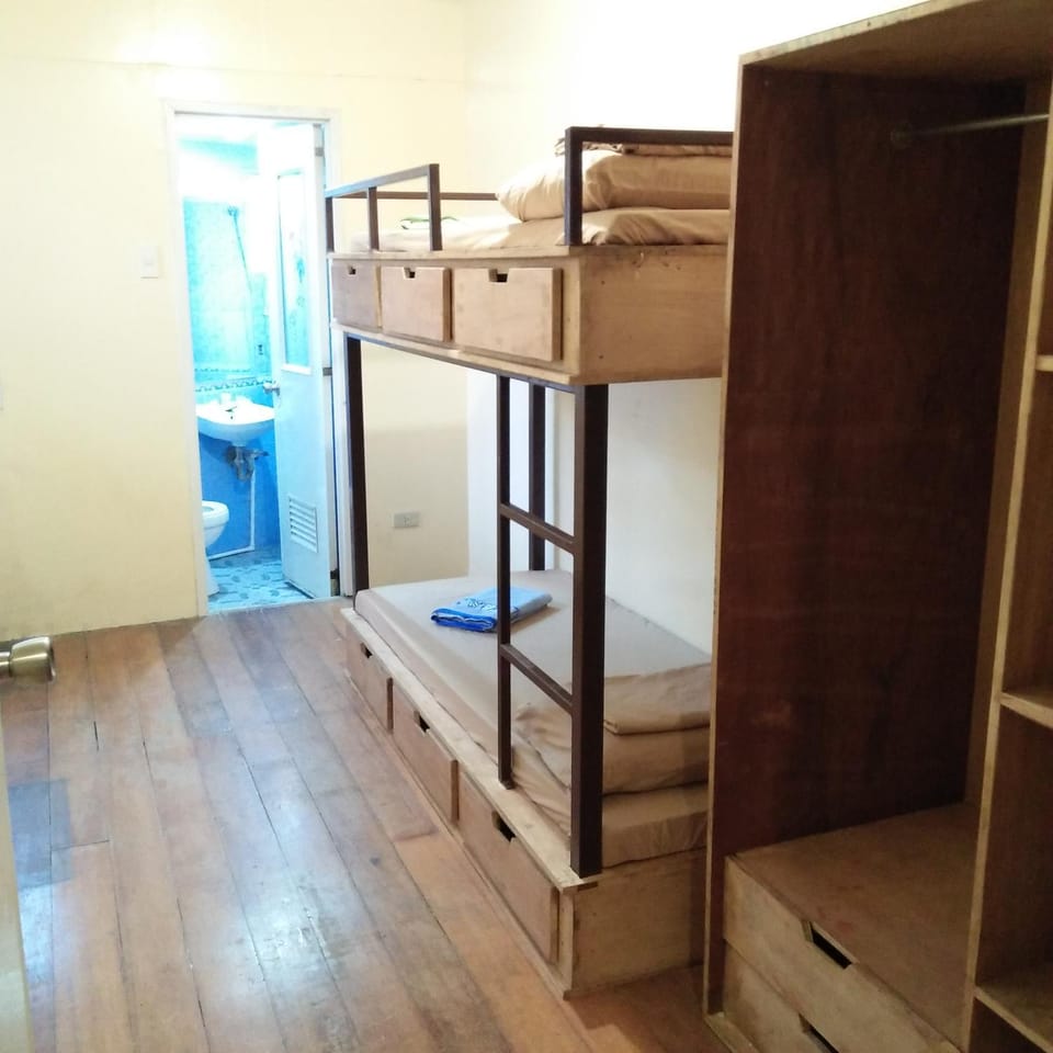 Bedroom, bunk bed