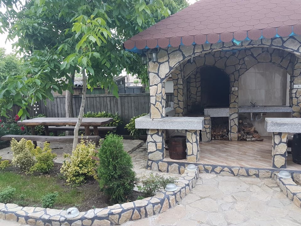 Restaurant/places to eat, Decorative detail, Area and facilities