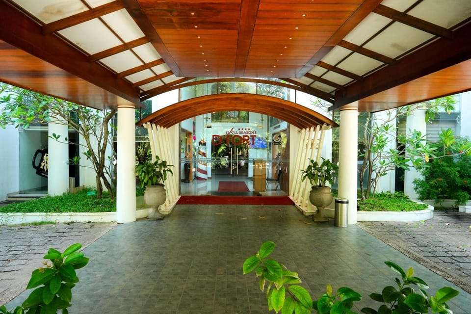 Facade/entrance