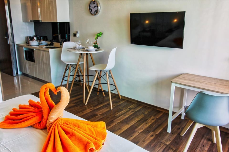 TV and multimedia, Living room, Photo of the whole room, Decorative detail, Seating area, Dining area