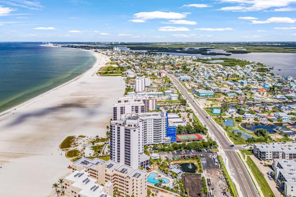 Penthouse Paradise House in Estero Island
