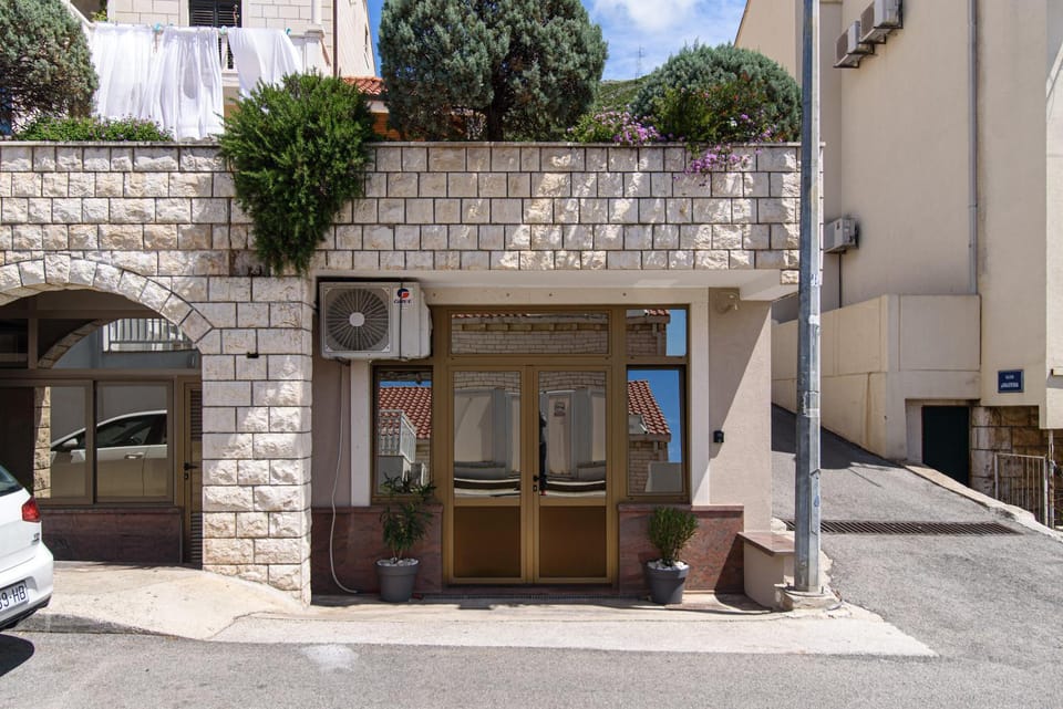 Property building, Facade/entrance