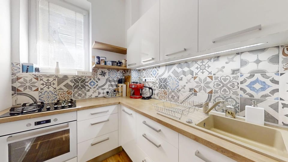 Coffee/tea facilities, Kitchen or kitchenette, stove, kitchen