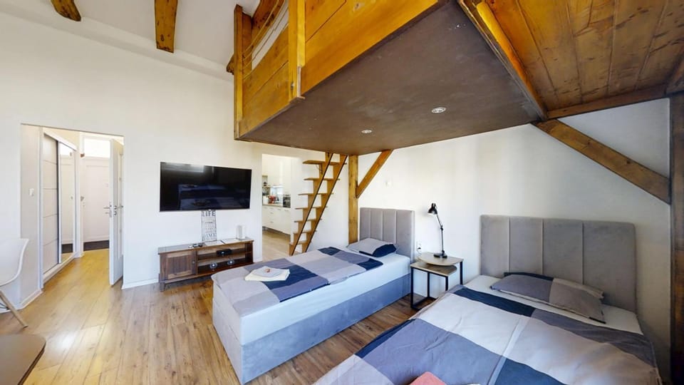 Communal lounge/ TV room, Bed, TV and multimedia, Living room, Seating area, Evening entertainment, Bedroom