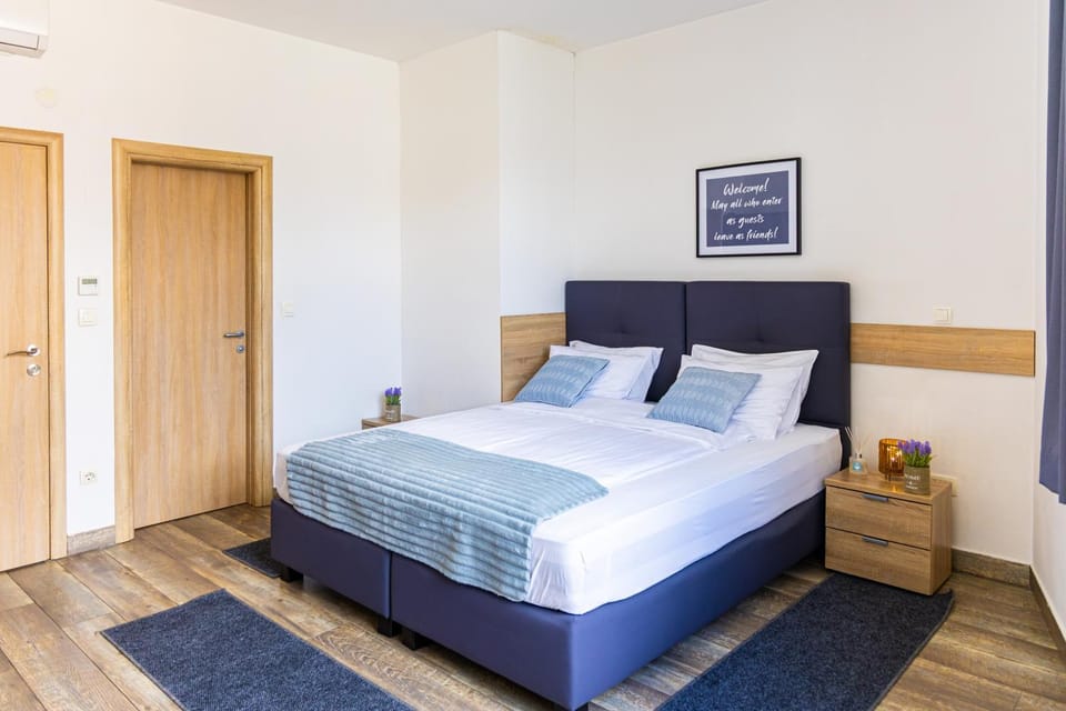 Toilet, TV and multimedia, Bedroom, internet, wardrobe