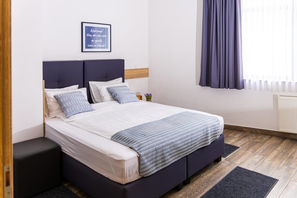 Day, Bedroom, internet, wardrobe, air conditioner