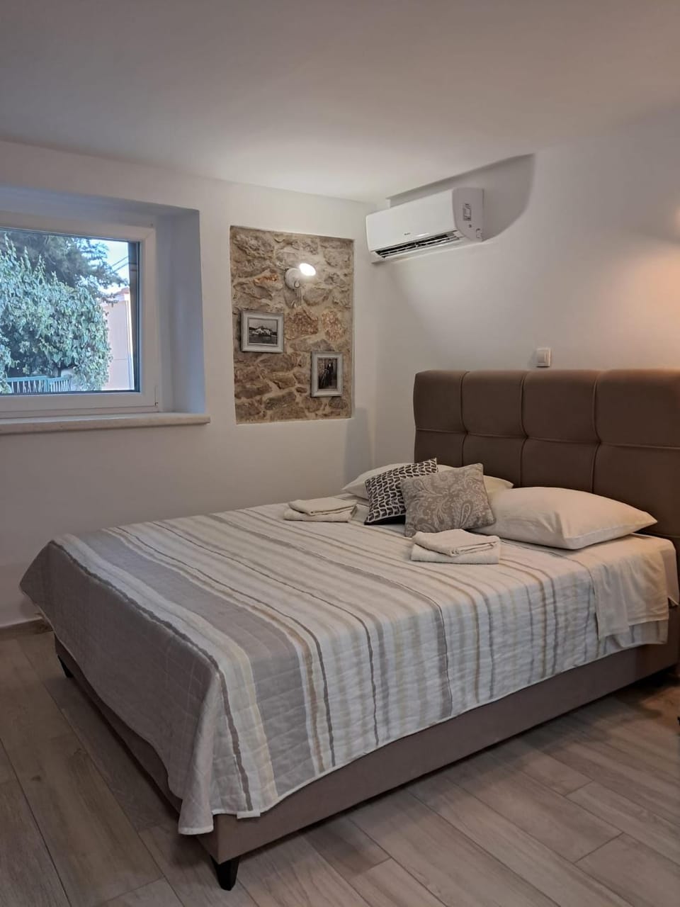 Apartments Marija, Authentic Stone House, 3 Minutes from the Beach Apartment in Zadar