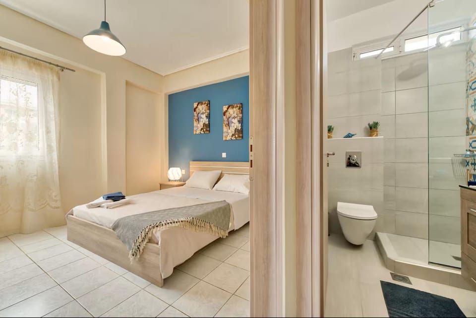 Shower, Toilet, Bed, Bathroom, Photo of the whole room, Bedroom, towels
