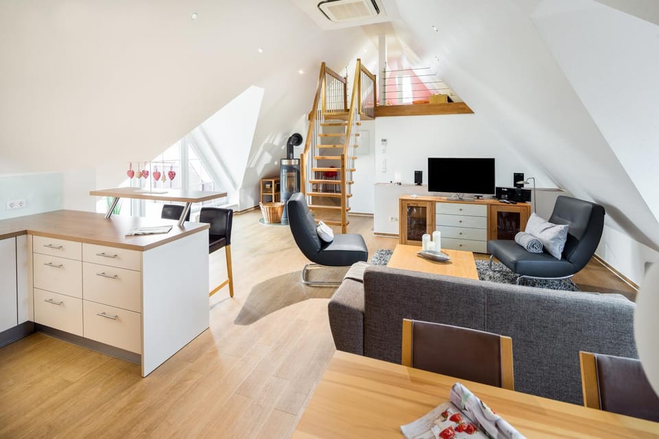 TV and multimedia, Kitchen or kitchenette, Living room, Seating area