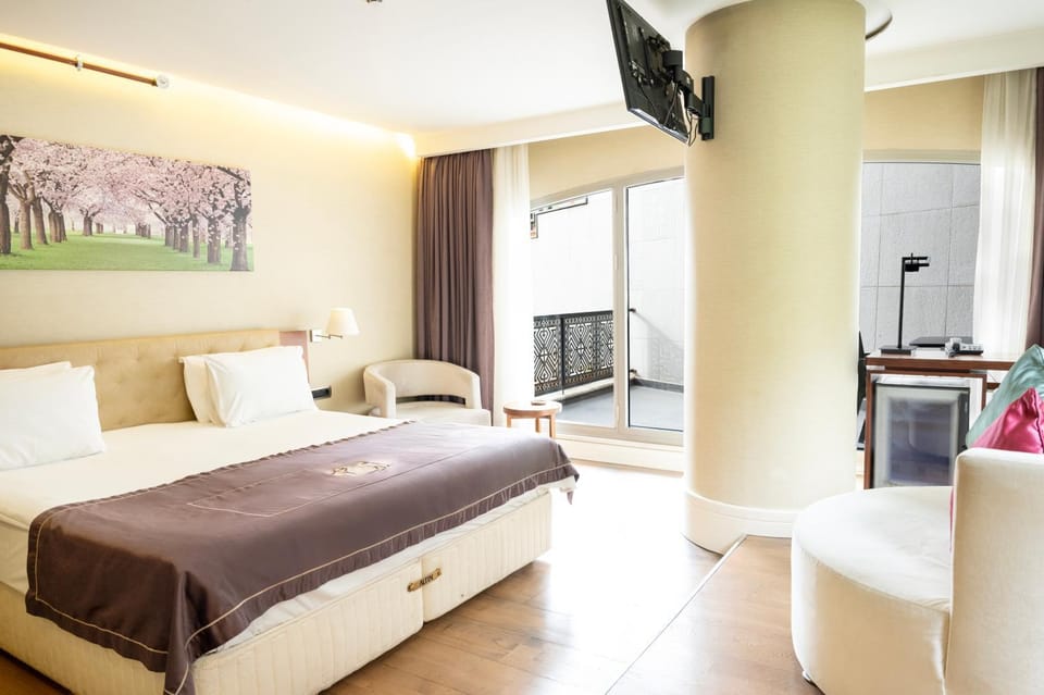 Bed, Living room, Bedroom