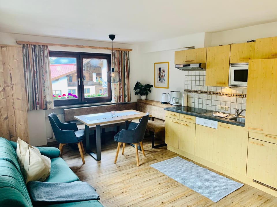 Kitchen or kitchenette, Dining area