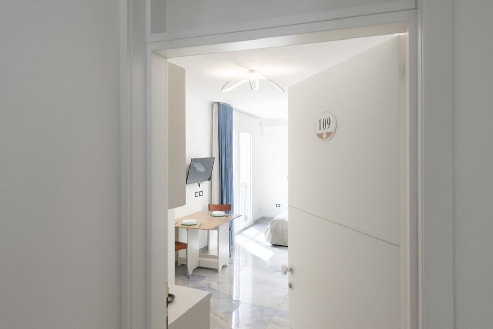 Photo of the whole room, Dining area