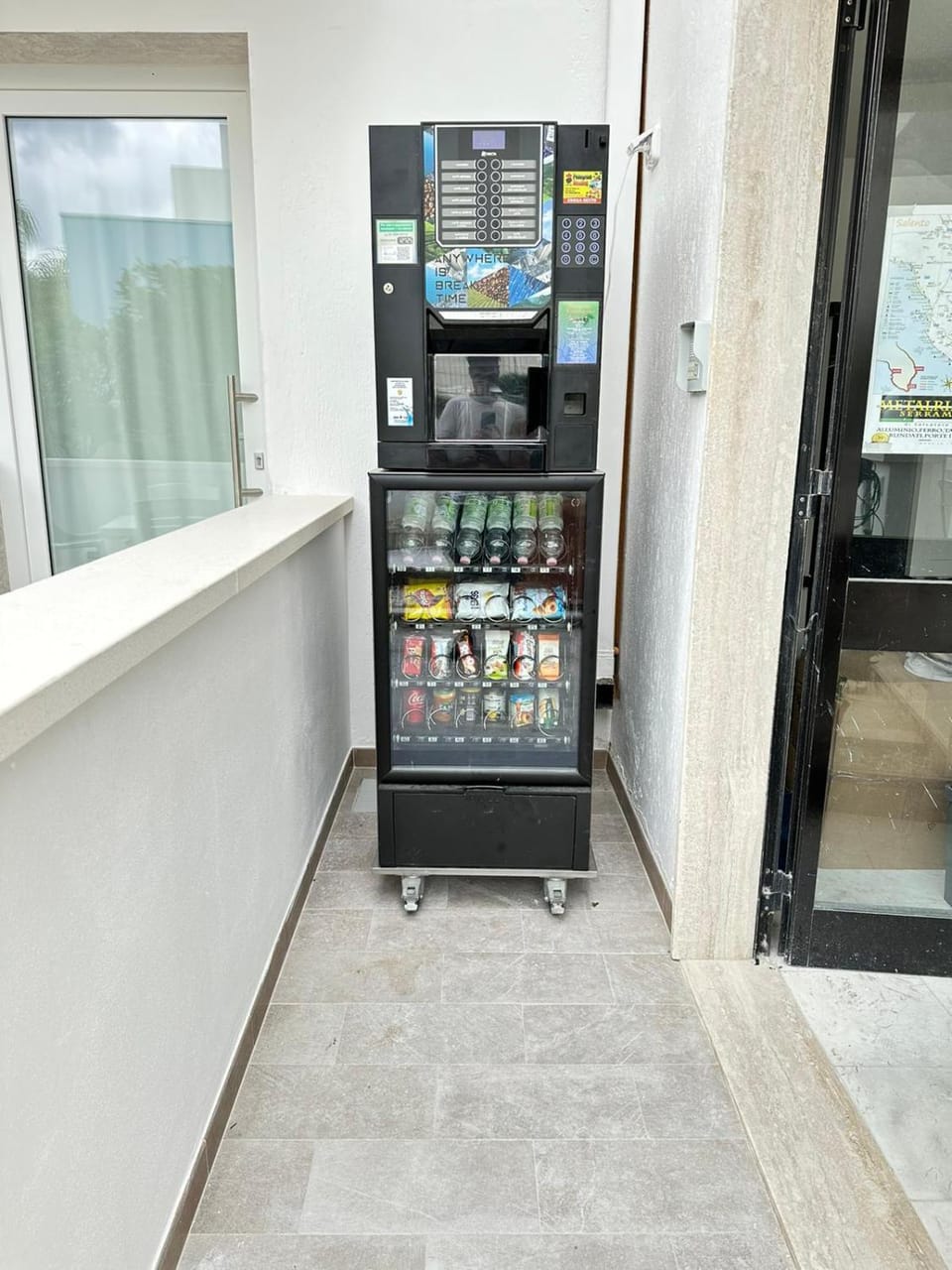 Restaurant/places to eat, vending machine