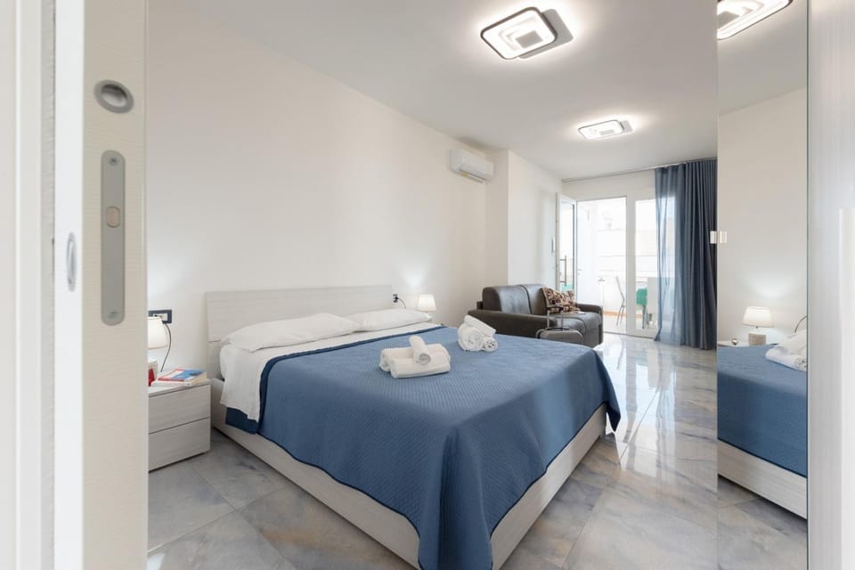 Photo of the whole room, Bedroom, air conditioner