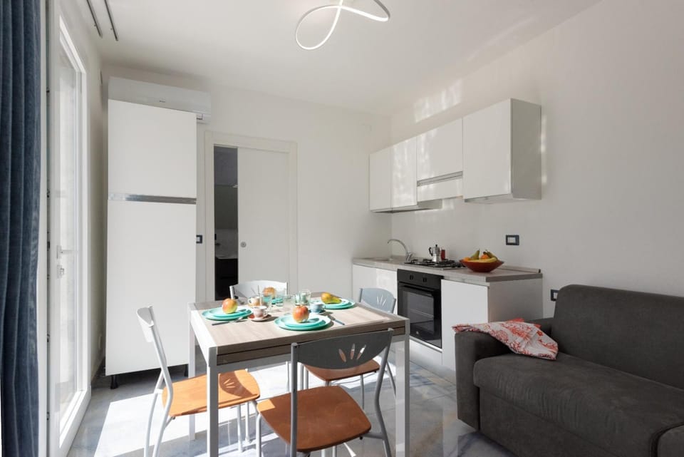 Kitchen or kitchenette, Living room, Seating area, Dining area