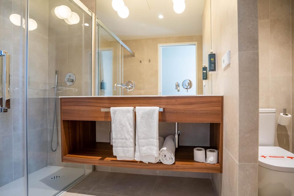 Shower, Toilet