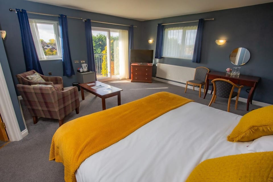 Bed, Photo of the whole room, Seating area, Bedroom